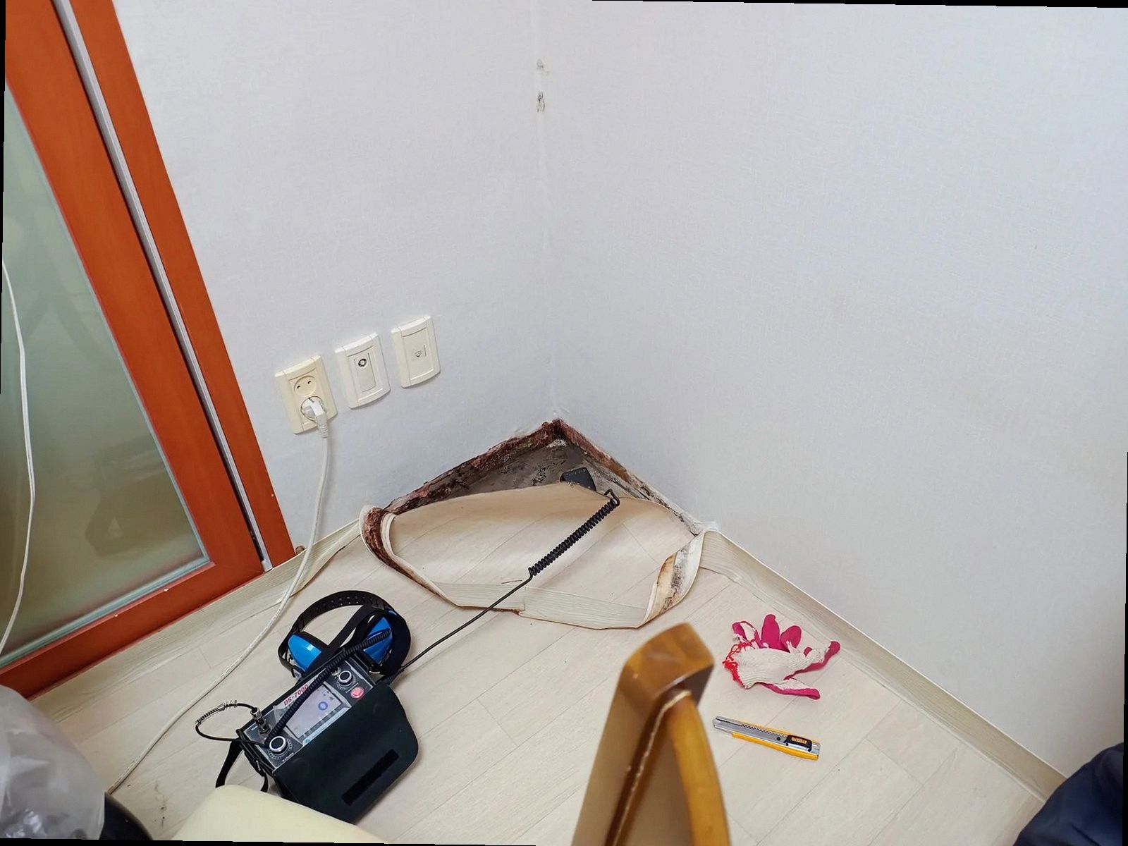 세종시 누수탐지 천장 물자국의 크기와 색상 변화를 기록하는 모습