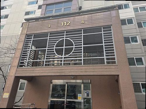 세종시 누수탐지 욕실 벽면 얼룩과 천장 가장자리 물 자국을 살피는 모습